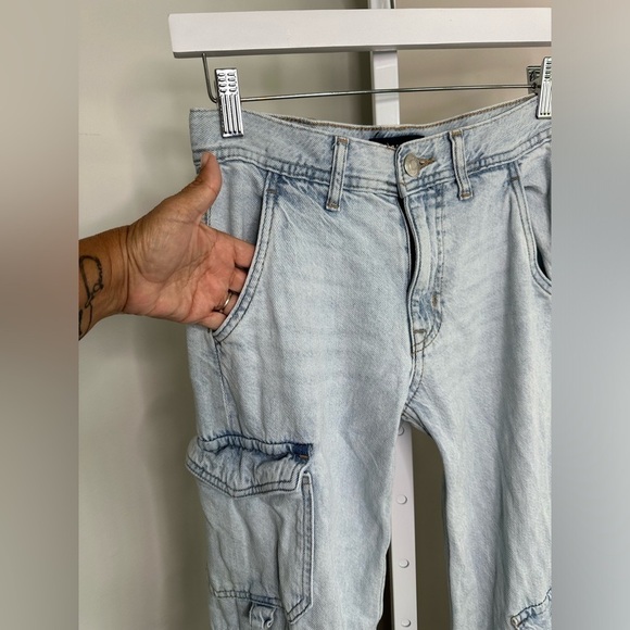 Aeropostale Low Rise Light Wash Cargo Jeans Size 000 - Picture 4 of 16